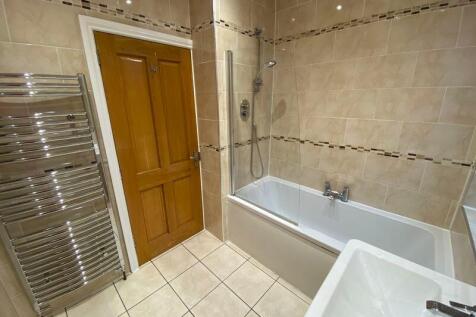 A clean and well-maintained bathroom suite feat...