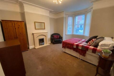 A cozy and well-kept double bedroom featuring a...