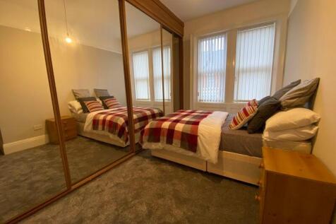 A cozy double bedroom featuring a comfortable d...