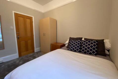 A cozy double bedroom featuring a comfortable d...