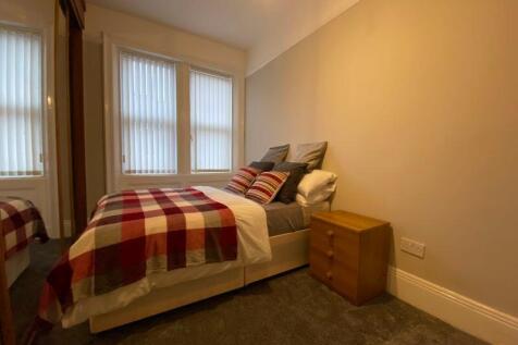 A cozy and well-maintained single bedroom featu...