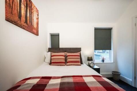 A cozy double bedroom featuring a comfortable b...