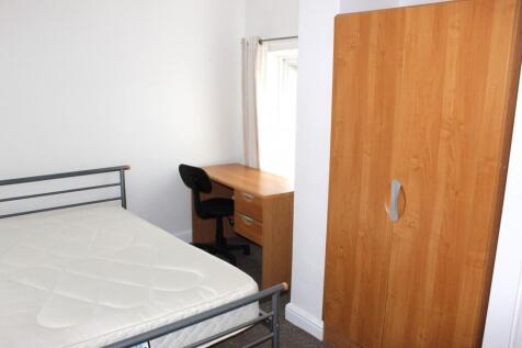 A bright and tidy single bedroom featuring a me...
