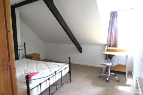 Bright and tidy single bedroom featuring a slop...