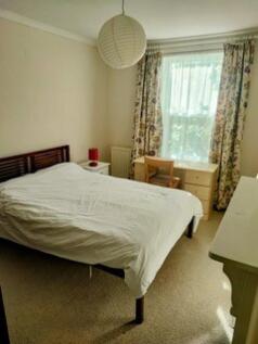 A cozy double bedroom featuring a comfortable b...