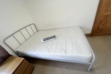 A simple and clean double bedroom featuring a m...