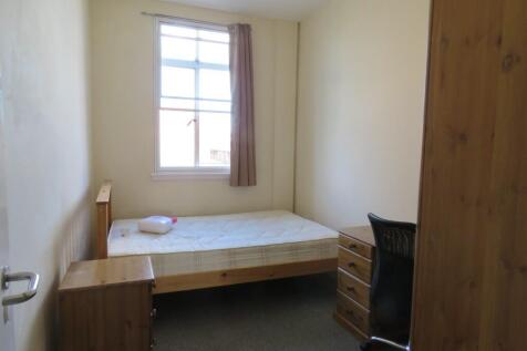 A neat and well-maintained single bedroom featu...