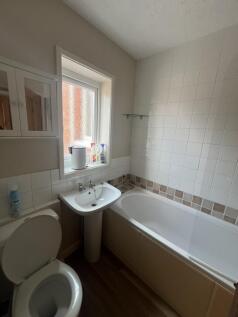 Bright and clean bathroom suite featuring a ful...
