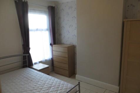 A cozy double bedroom featuring a neatly made b...