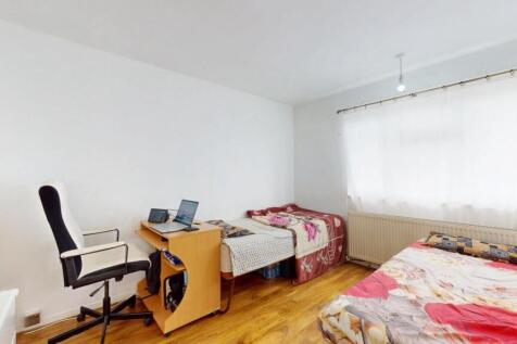 Bright and tidy double bedroom featuring two be...