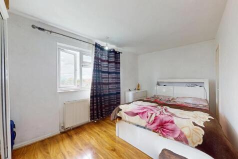 A bright and tidy double bedroom featuring a co...