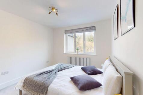 Bright and clean double bedroom featuring a com...