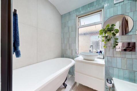 Bright and stylish bathroom suite featuring a c...