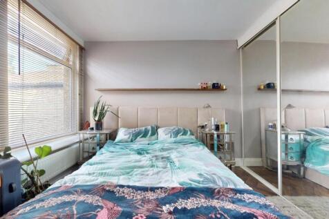 A bright and tidy double bedroom featuring a co...