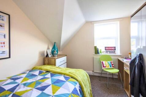 Bright and cozy single bedroom with a colorful ...