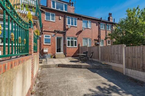 Bright and well-maintained rear outdoor space o...