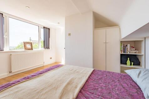A bright and tidy double bedroom featuring a la...