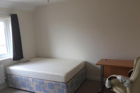 A spacious double bedroom with good lighting an...