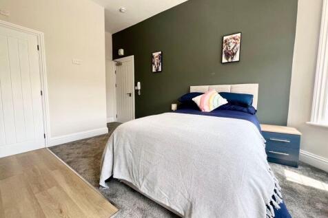 Bright and well-maintained double bedroom featu...