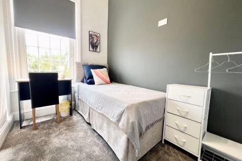 A cozy and well-maintained single bedroom featu...