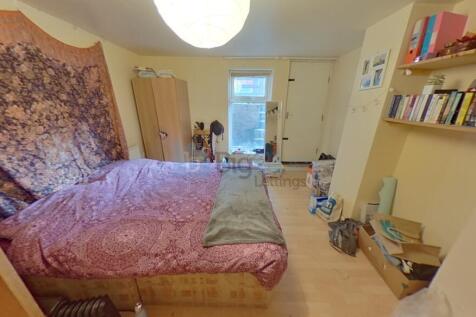 A cozy double bedroom featuring a double bed wi...