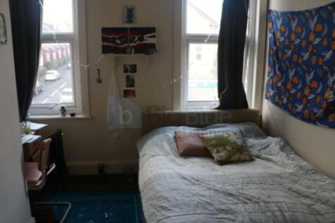 Cosy single bedroom with a comfortable bed, des...