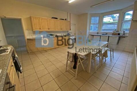 Bright and spacious kitchen with a large tiled ...