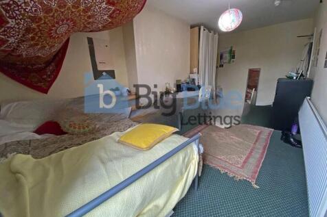 Cozy and inviting single bedroom featuring a co...