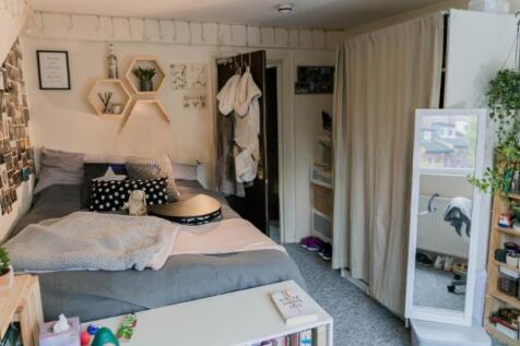 A cozy and neatly arranged double bedroom featu...