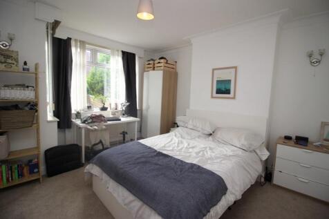 A cozy double bedroom featuring a comfortable b...