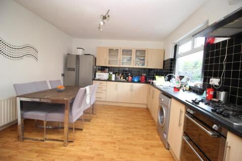 Bright and spacious kitchen with modern applian...
