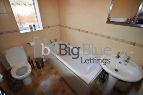 A clean and functional bathroom featuring a ful...