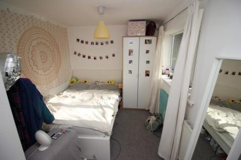 Cozy and well-kept single bedroom featuring a c...