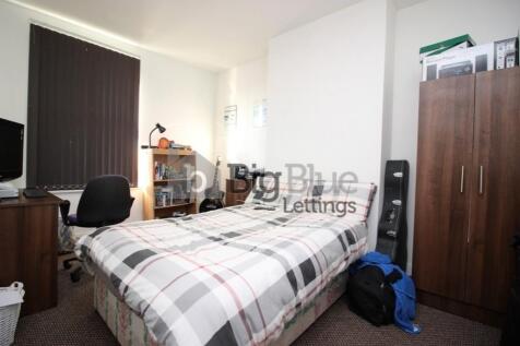 A cozy and well-maintained double bedroom featu...