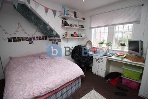 Cozy and well-lit single bedroom featuring a co...