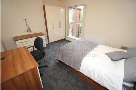 A well-kept single bedroom featuring a comforta...