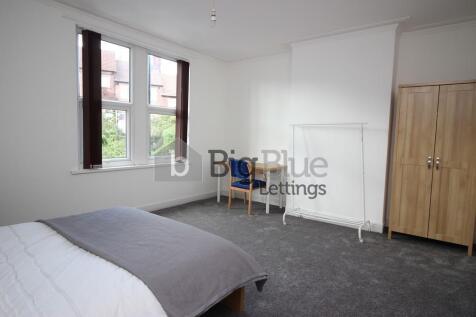 Bright and tidy double bedroom featuring a comf...