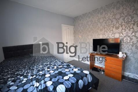 A cozy double bedroom featuring a comfortable d...