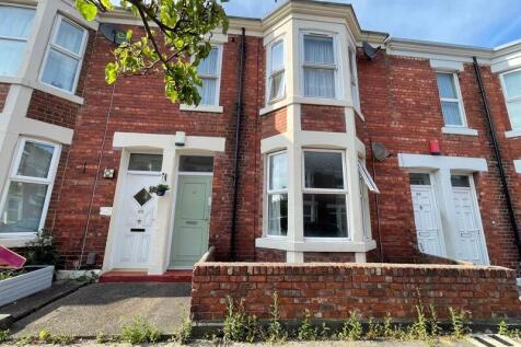 Charming front view of a well-maintained red br...