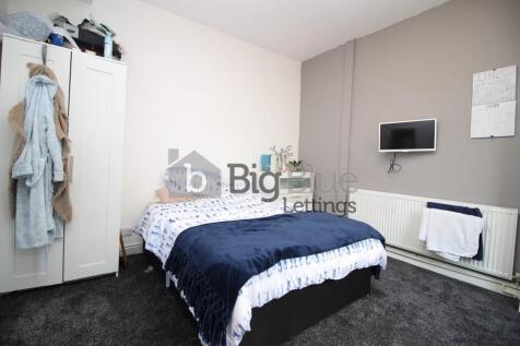 A neat and cozy double bedroom featuring a comf...