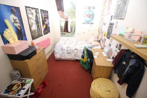 Cozy and personalized single bedroom with brigh...