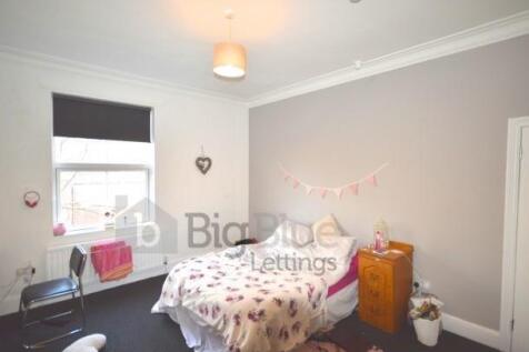 A cozy double bedroom featuring a comfortable b...