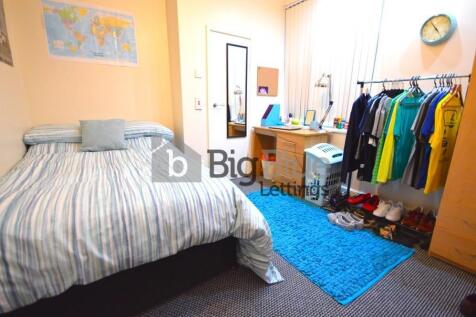 A cozy and neatly arranged double bedroom featu...