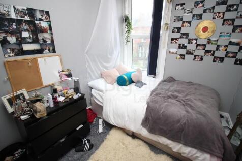 Cozy and personalized single bedroom with a com...