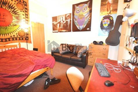 A cozy double bedroom featuring a comfortable b...