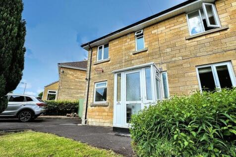 Charming and well-maintained semi-detached hous...