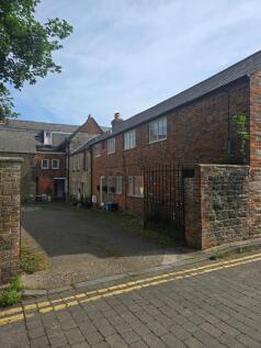 Charming traditional brick and stone terraced h...