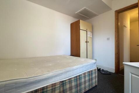 A simple and clean single bedroom featuring a m...