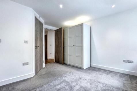 A clean and well-maintained double bedroom feat...