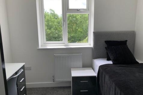 A bright and neat single bedroom featuring a co...